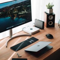 3-minimalist-desk-setups-entry-header-opt
